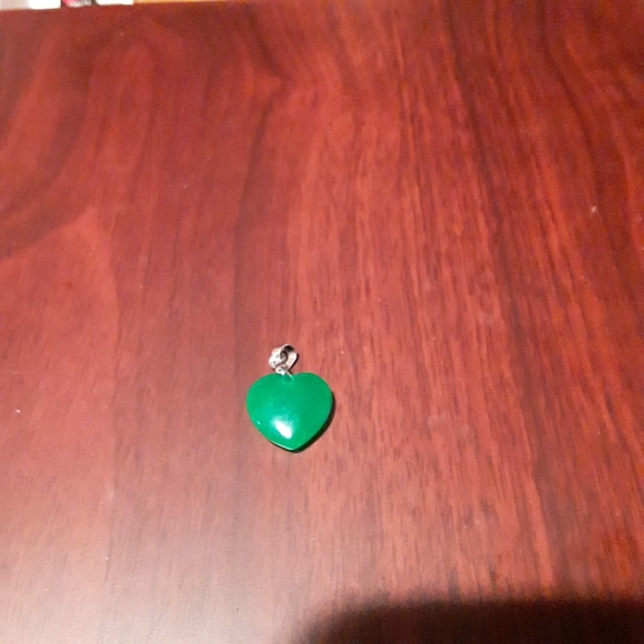 GENUINE GREEN JADE HEARTSHAPE PENDANT - Picture 2 of 2